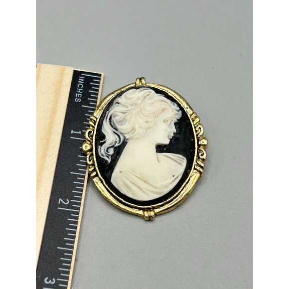 Vintage Resin Cameo Brooch Black and White Lady Profile on Gold Tone Setting - Picture 6 of 6
